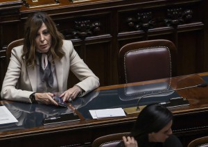 La ministra del Turismo Daniela Santanchè ieri alla Camera durante la discussione generale sulla mozione di sfiducia 