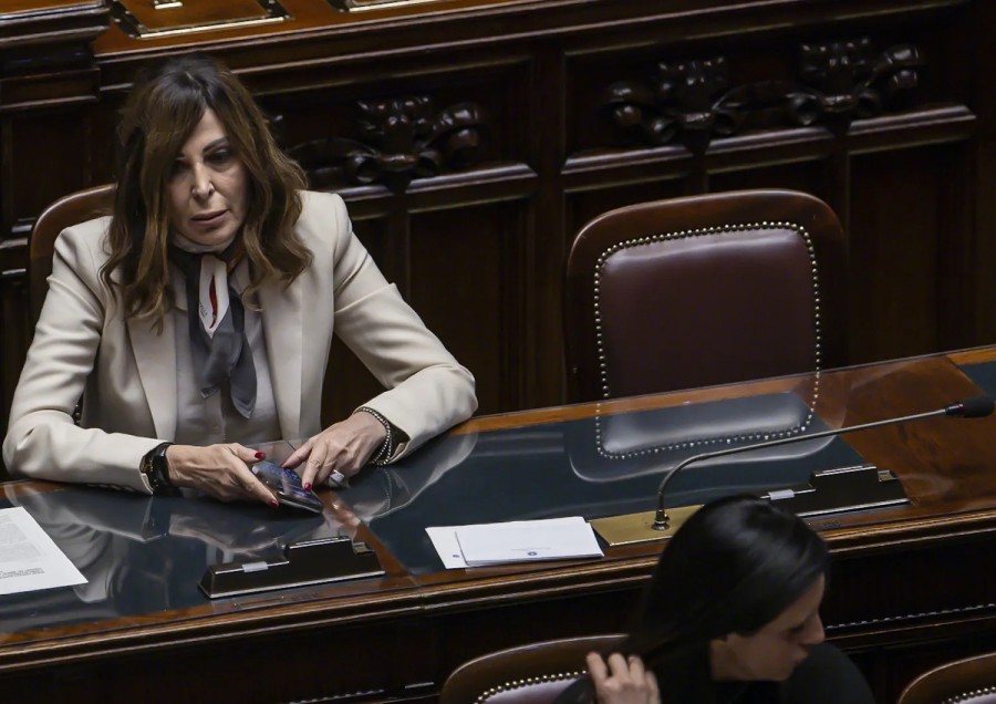 La ministra del Turismo Daniela Santanchè ieri alla Camera durante la discussione generale sulla mozione di sfiducia 