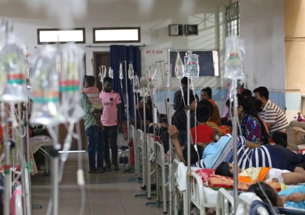 20/07/2023 Persone affette da febbre dengue ricoverate in un ospedale di Dacca 