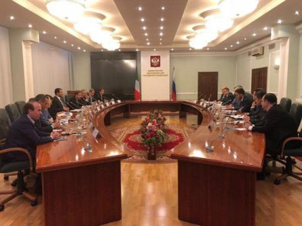 Savoini (primo a sinistra) , il ministro Matteo Salvini (al centro a sinistra) durante l&#039;incontro con il ministro russo Vladimir Kolokoltsev e alcuni membri del Consiglio di sicurezza russo a Mosca, in una immagine del suo profilo Twitter