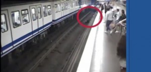Madrid, fissa il cellulare e cade sui binari della metro con il treno in arrivo. Salva per un soffio