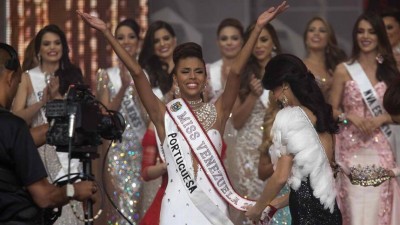 Isabella Rodríguez, Miss Portuguesa, reacciona tras ganar el concurso Miss Venezuela, en Caracas (Venezuela).  