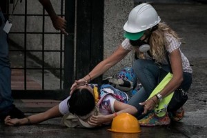 Otra muerte y más de 100 heridos por represión