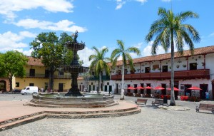 La Plaza Principal de Santa Fe de Antioquia Ciudad Colonial y Patrimonio Cultural
