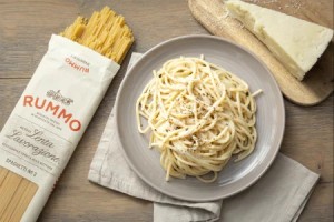 Espagueti con queso y pimienta