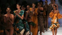 La cantante brasileñas Anitta y una colección confeccionada por presos en las pasarelas de la semana de la moda de Sao Paulo 