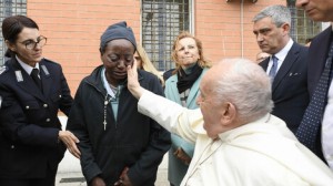 El Papa en la cárcel de Rebibbia, en Roma, donde lavó los pies de reclusas.