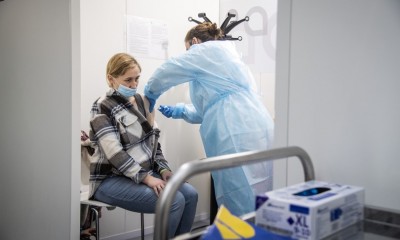 Coronavirus in Italia 32.573 contagi e 119 morti, il tasso di positività giù a 14,9%: bollettino 21 marzo