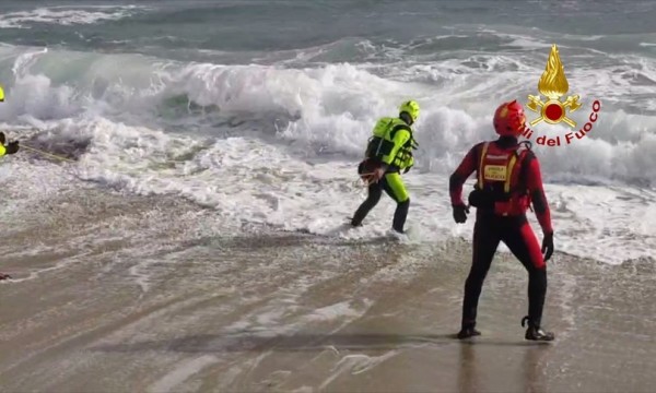 Salgono a 64 le vittime del naufragio a Crotone. Ottomila euro per il viaggio della morte