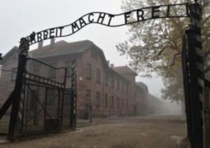 La scritta Arbeit macht frei (Il lavoro rende liberi) all&#039;ingresso del campo di sterminio nazista ad Auschwitz