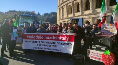 La protesta frente al Coliseo de Roma. 