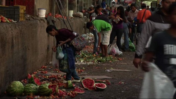 Venezuelani costretti dalla fame a cercar alimenti nella spazzatura - Los venezolanos se han visto obligados a buscar comida entre la basura