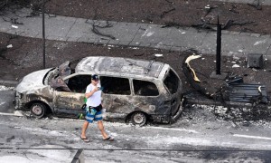Un&#039;auto danneggiata dagli incendi alle Hawaii 