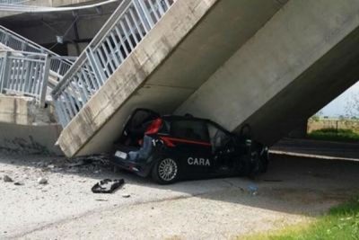 Cavalcavia crolla su auto carabinieri: militari illesi