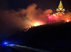 Incendio in Sardegna, a Budoni notte bianca per 100 turisti
