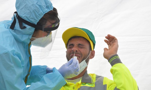 Coronavirus in Italia 2.668 casi di Covid e 40 morti, il tasso di positività giù allo 0,8%: bollettino del 14 ottobre