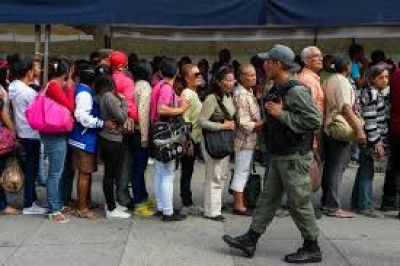 Los venezolanos hacen cola en el banco, a la espera de los nuevos billetes