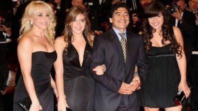  Maradona con Claudia Villafañe y sus dos hijas, Dalma y Gianinna, en los tiempos felices de su matrimonio - Cortesía 
