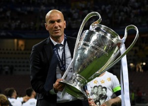 Zidane lascia Real Madrid: &quot;È necessario un cambiamento&quot;. Addio in conferenza stampa accanto a Perez