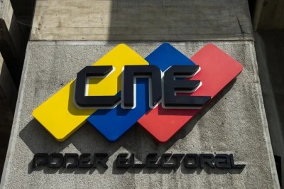 Imagen del cartel con el logo del Consejo Nacional Electoral (CNE) en la fachada de su sede en Caracas, el 2 de diciembre de 2020, antes de las elecciones parlamentarias del fin de semana. Venezuela celebrará elecciones legislativas el 6 de diciembre.