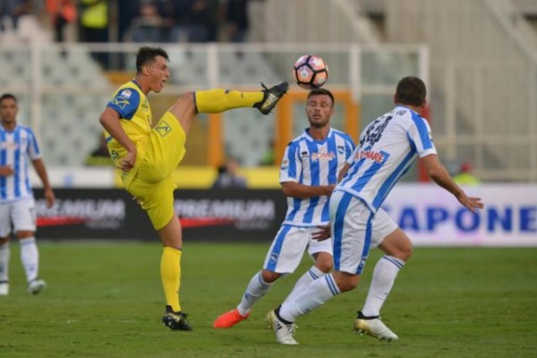 Chievo se trepa al tercer puesto venció 2-0 a el Pescara