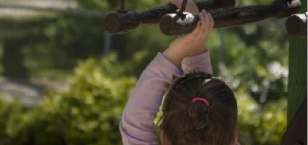 Parchi giochi per i bambini zeppi di germi e infezioni