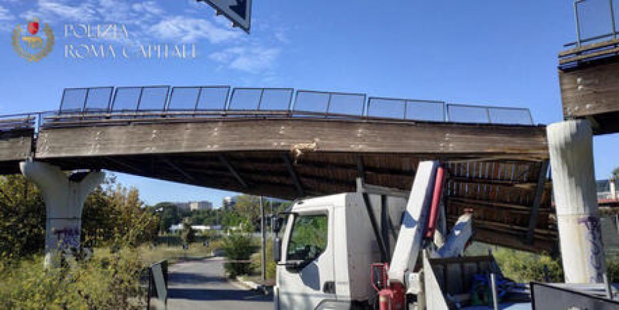 Paura a Roma crolla all&#039;Eur ponte ciclabile a Roma, nessun ferito