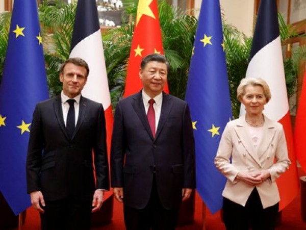 Emmanuel Macron,  Xi Jinping e Ursula von der Leyen