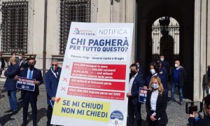 Blitz di Giorgia Meloni davanti a Palazzo Chigi: &quot;Stop cartelle a chi è stato chiuso&quot;