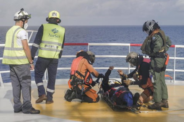 Autoridades francesas evacúan en helicóptero a migrantes del Ocean Viking 