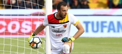 Chi è Alberto Brignoli, il portiere che ha infranto la maledizione del Benevento. Di testa