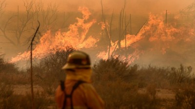 Wildfire rages unchecked in California