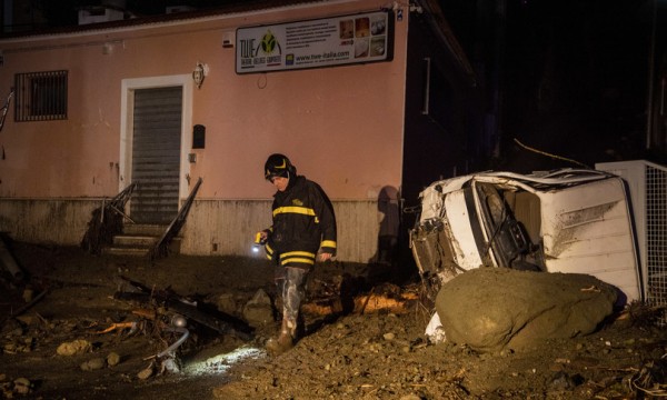 Ischia ancora nel fango. A Casamicciola si continua a scavare alla ricerca degli 11 dispersi