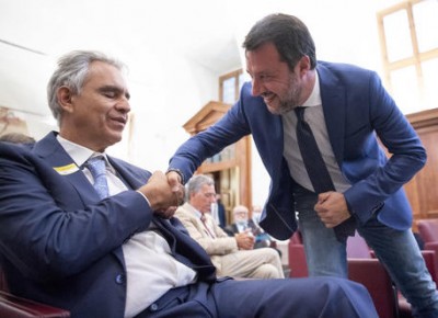 L&#039;emergenza non esiste, convegno anticovid al Senato Salvini, mi autodenuncio, io do la mano