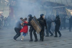 Parigi blindata, gilet gialli in azione, scontri sugli Champs-Elysees
