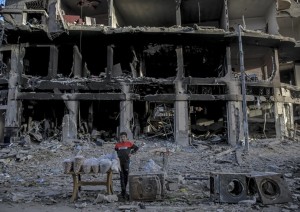 Gaza, un giovane venditore tra le rovine