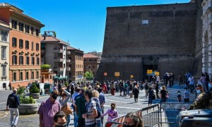 Turisti all&#039;ingresso dei Musei Vaticani