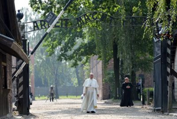 Il silenzio di papa Francesco a Auschwitz: &quot;Signore, perdono per tanta crudeltà&quot;