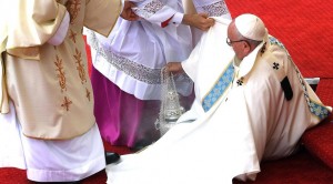 Papa Francesco in Polonia, inciampa e cade davanti all&#039;altare