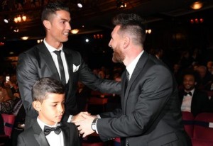 Cristiano Ronaldo y su hijo Cristiano Junior junto a Lionel Messi 