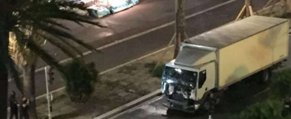 Camion sulla folla a Nizza, 60 morti