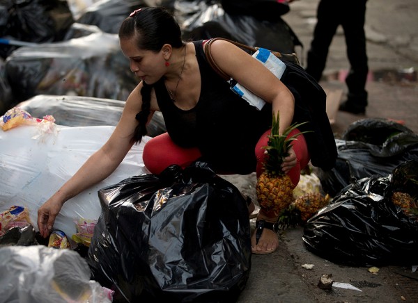 Venezuela - Bambini alla ricerca di cibo con i genitori, aumenta la dispersione scolastica