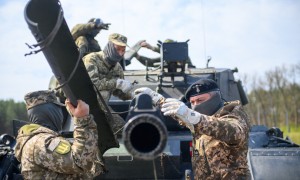 Soldati ucraini su un carro armato Leopard 