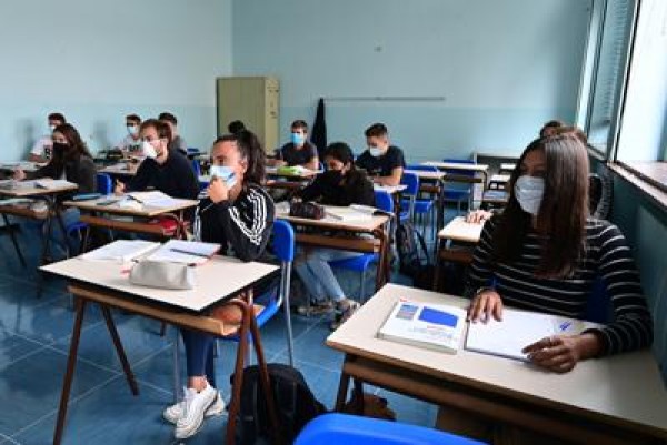 Scuola, con sintomi sospetti rientro solo con tampone