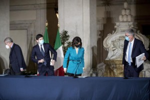 Italia cierra escuelas en zonas de riesgoItalia cierra escuelas en zonas de riesgo