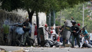 Venezuela nel baratro della violenza: Maduro invia 2.600 soldati a Tachira. Vescovi:barbarie e violenza