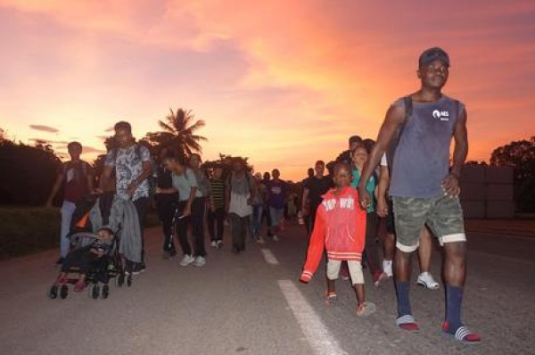 Riparte carovana migranti verso gli Usa Donne e bambini dall&#039;Honduras in Guatemala, dopo mesi di pausa