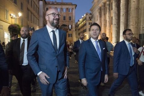 Una caminata de Giuseppe Conte, con los custordios atrás