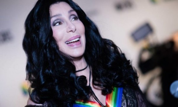 Cher lanzará una versión de “Chiquitita” en español para recaudar fondos