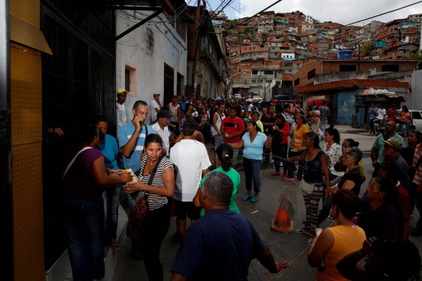 Venezolanos hacen cola para comprar comida 